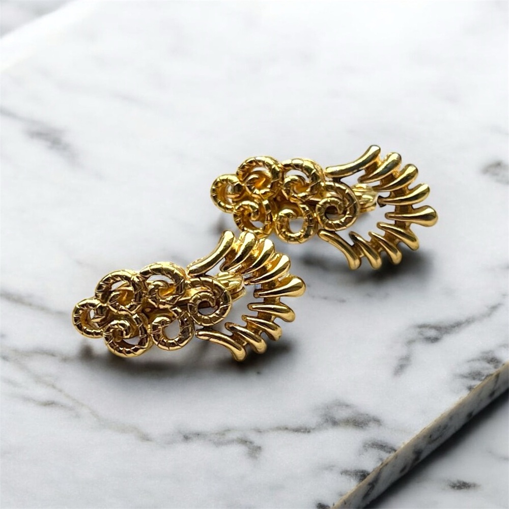 Elegant Vintage MONET Gold-tone Textured Swing Earrings
